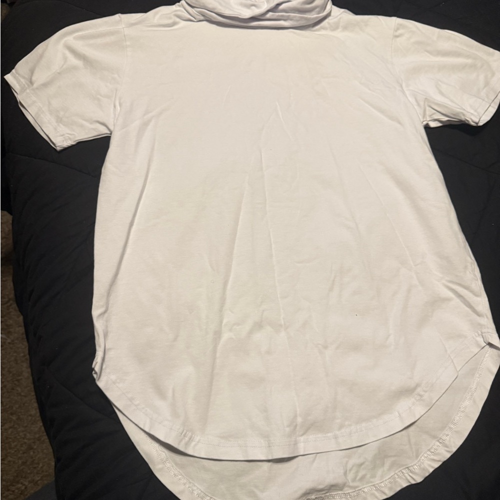 Amongst Others White turtleneck T-Shirt with round bottom med